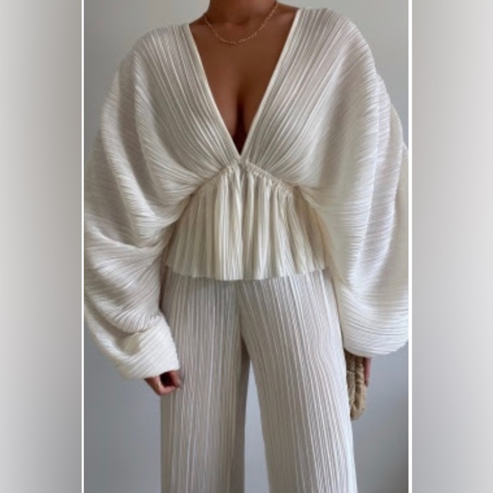 NEW W TAGS Showpo Wiluna Balloon Sleeve Plisse Top & Matching Short Set in Cream